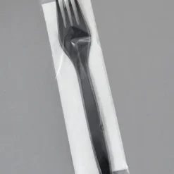 Vienkartinė juoda plastikinė šakutė su servetėle maistui išsinešti